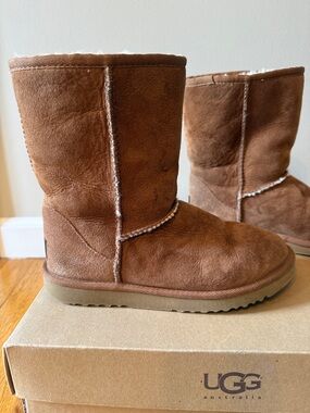 UGG Brown Classic Chestnut Boots like new!!